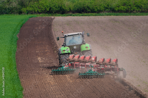 Fotografie farmer ploughing field