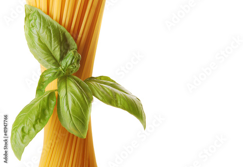 Spaghetti na białym tle z listkiem bazylii