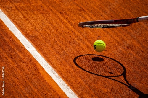 Terrain de tennis, raquette et balle jaune