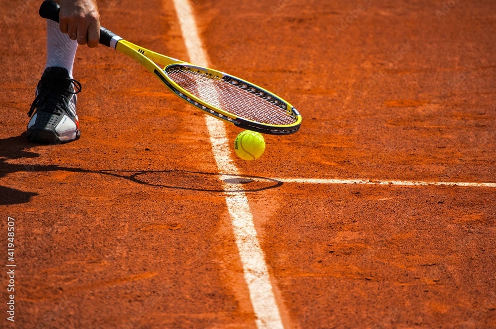 Terrain de tennis, raquette et balle jaune Stock Photo | Adobe Stock