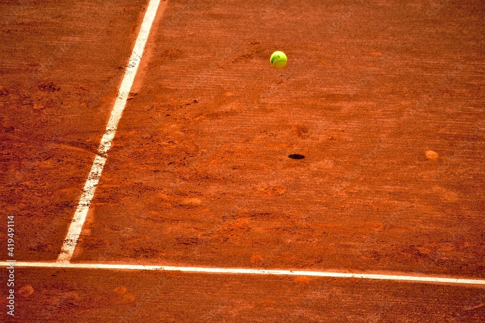Terrain de tennis et balle jaune Stock Photo | Adobe Stock