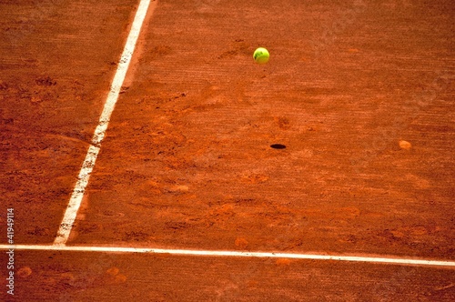 Terrain de tennis et balle jaune © Alexi Tauzin