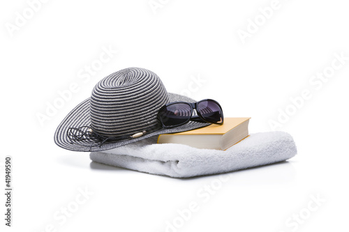 Buch mit Sonnenbrille und Sonnenhut