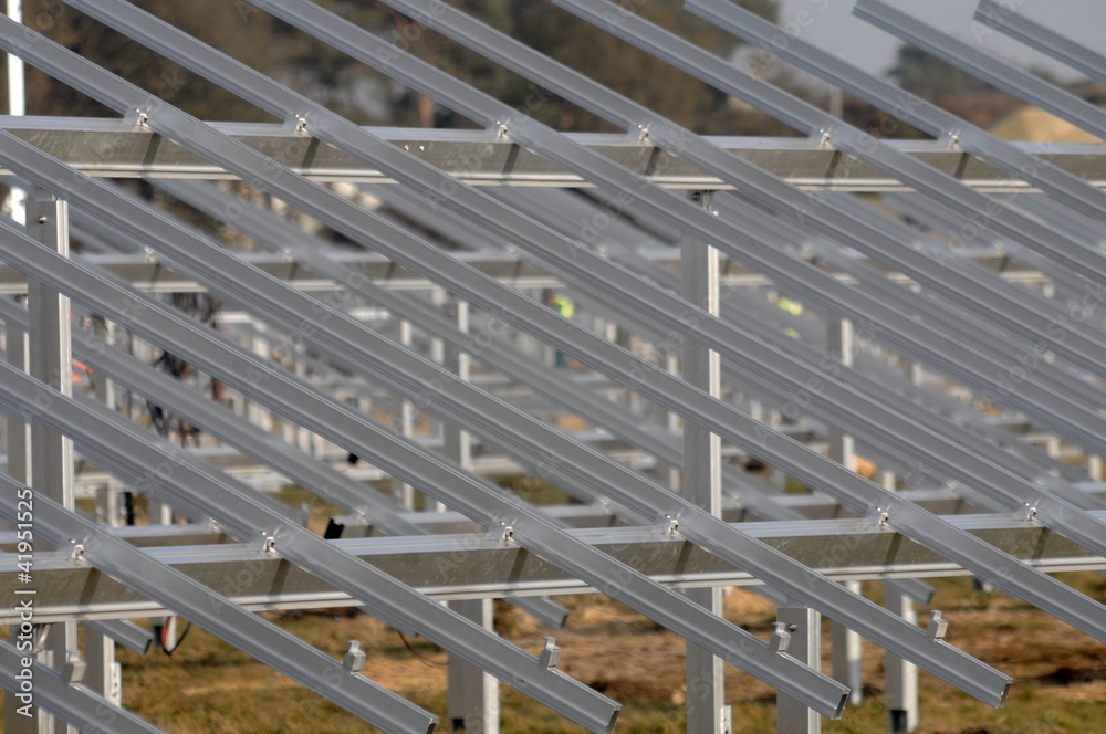Montage Solarmodule im Solarpark