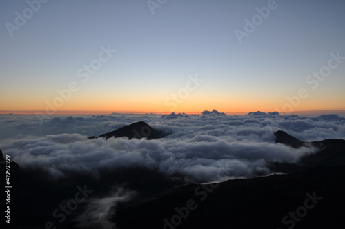 Wolken und Berge in der Morgendämmerung - Maui, Hawaii