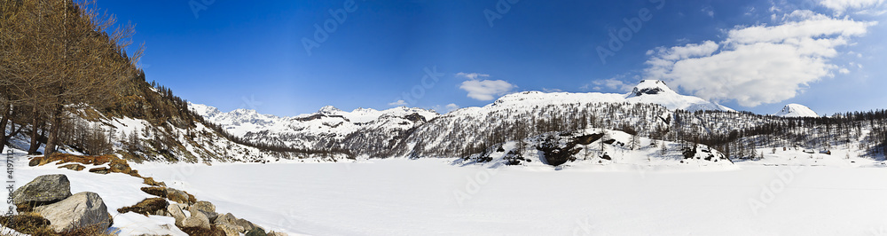 lago ghiacciato dell'alpe devero (italia)