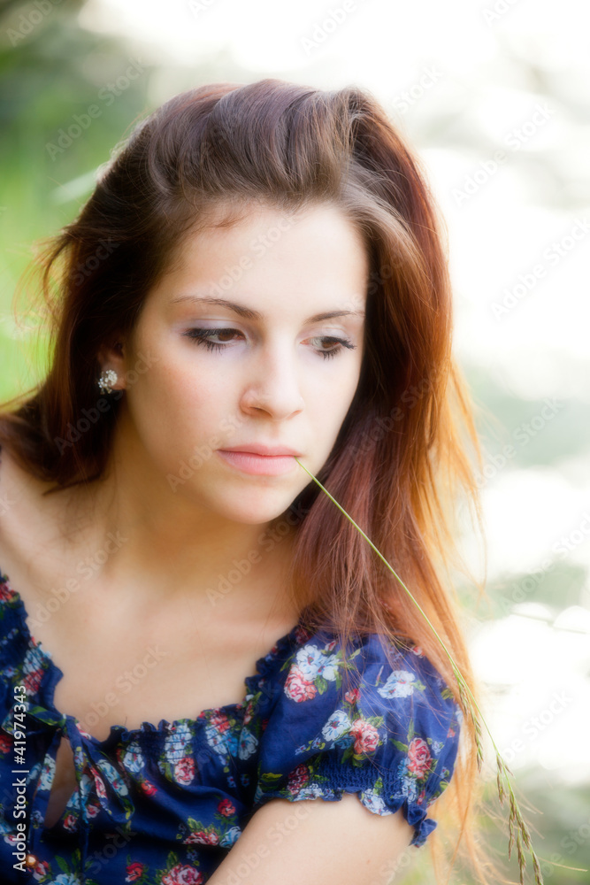 ragazza su fondo luminoso flou ragazza su fondo luminoso flou