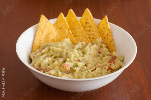 guacamole with tortillas chips