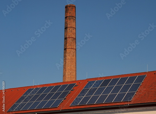 Solarzellen am Dach erzeugen Strom photo