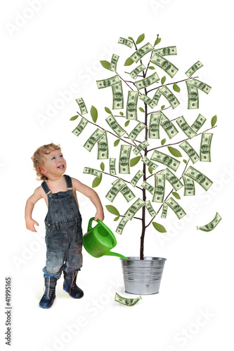 Kind in Jeans Anzug gießt einen Geld-Baum photo