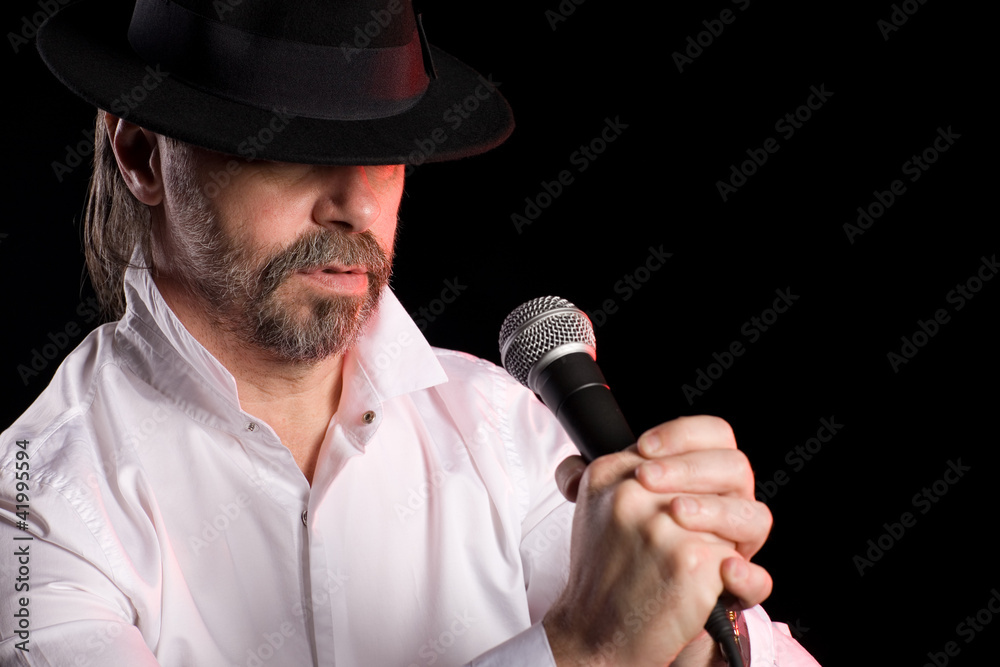 Naklejka premium singer performs American jazz blues