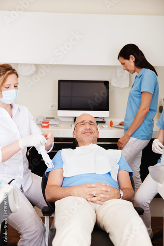 entspannter patient beim zahnarzt