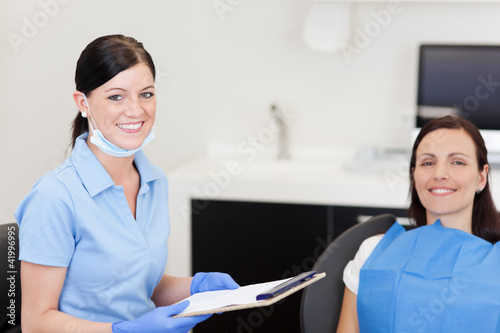 arzthelferin und patientin beim zahnarzt