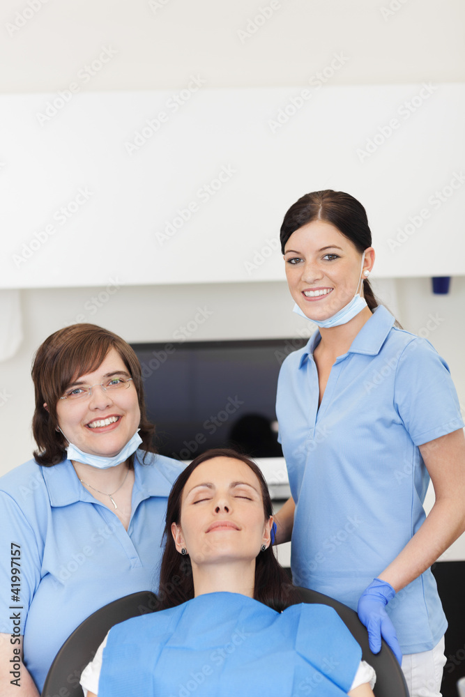 Obraz premium patientin und zahnarzthelferinnen