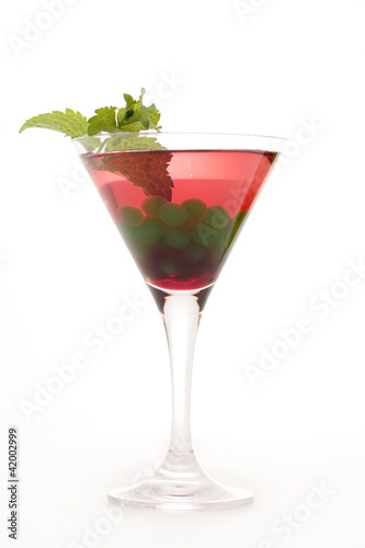 grüne Bobas in rotem Cocktail
