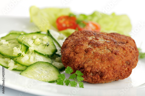 Frikadelle mit Gurkensalat