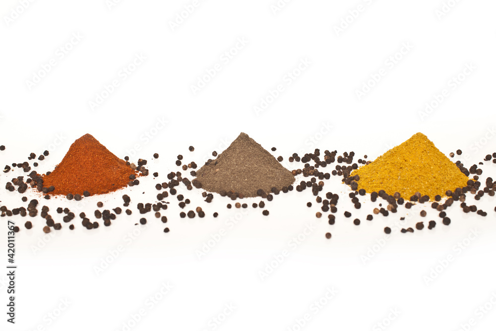Przyprawy- curry, pieprz, papryka