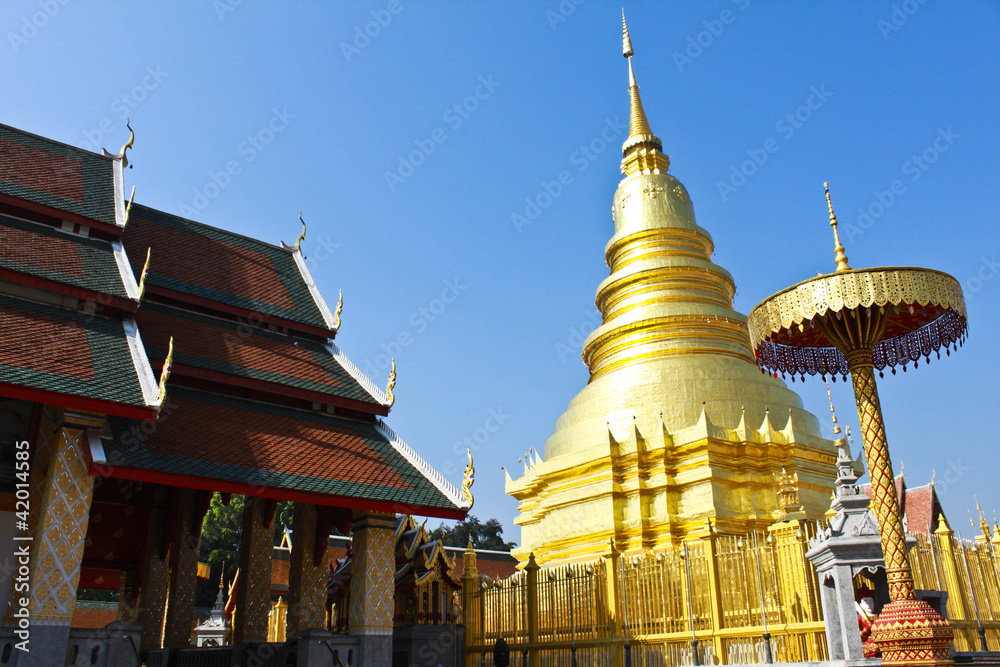 Fototapeta premium Golden Pagoda at Wat Phra That Hariphunchai , Lamphun Province,