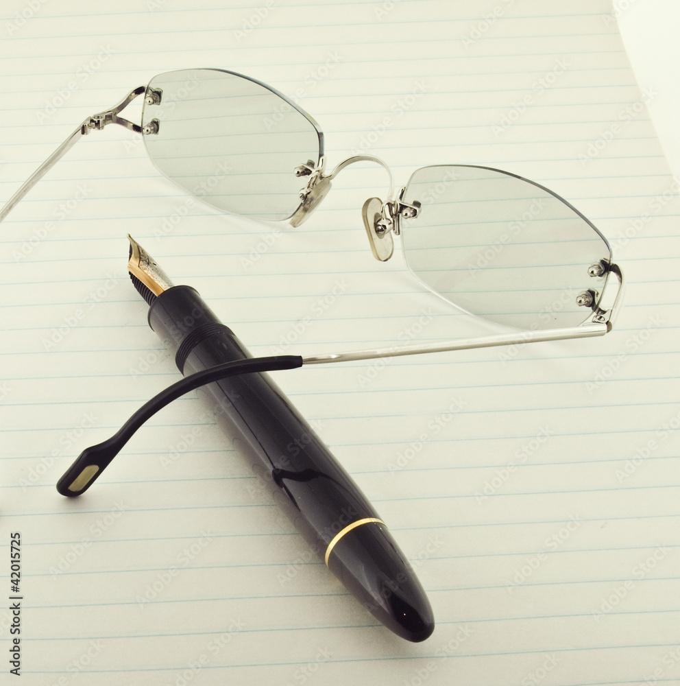 Fototapeta premium pen glasses