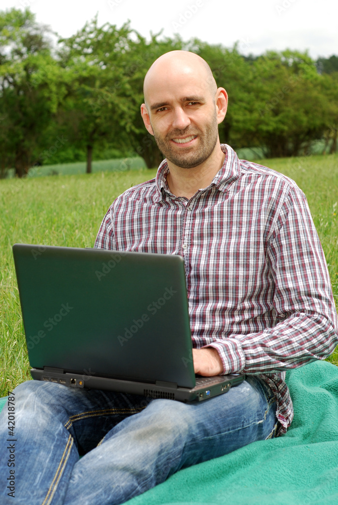 Lächelnder Mann mit Laptop Lächelnder Mann mit Laptop
