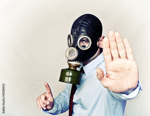 Φωτογραφία businessman with gas mask with big filter, studio portrait