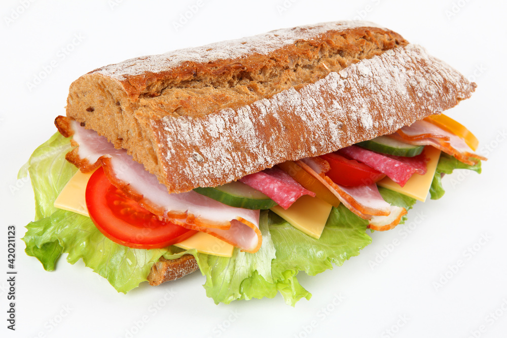 Obraz premium Baguette mit Salami und Schinken