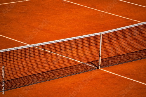 Filet et terrain de tennis en terre battue © Alexi Tauzin