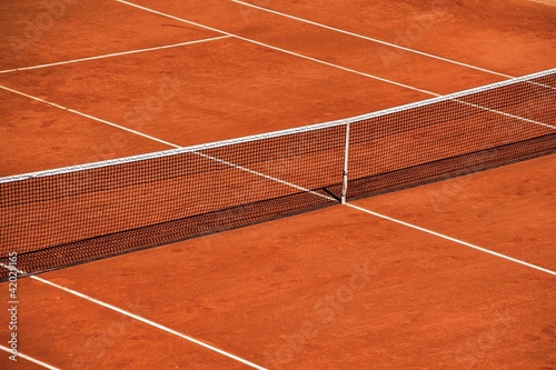 Filet et terrain de tennis en terre battue © Alexi Tauzin