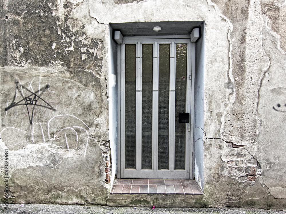 Fototapeta premium Alte Tür in einem alten Haus