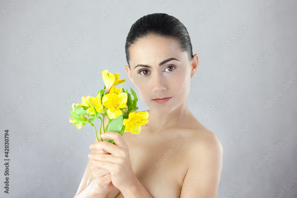 Naklejka premium Piękna kobieta z żółtą lilią