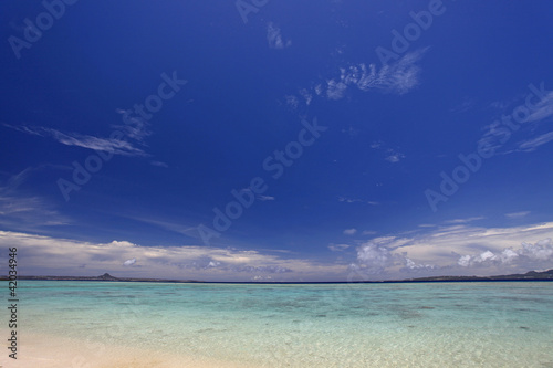 Wallpaper Mural 水納島の澄んだ海と紺碧の空 Torontodigital.ca