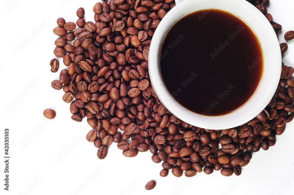 Naklejka premium Coffee beans and a cup of coffee