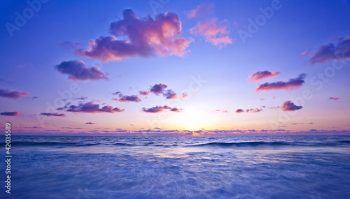 Pink sunset on the beach © Anna Om