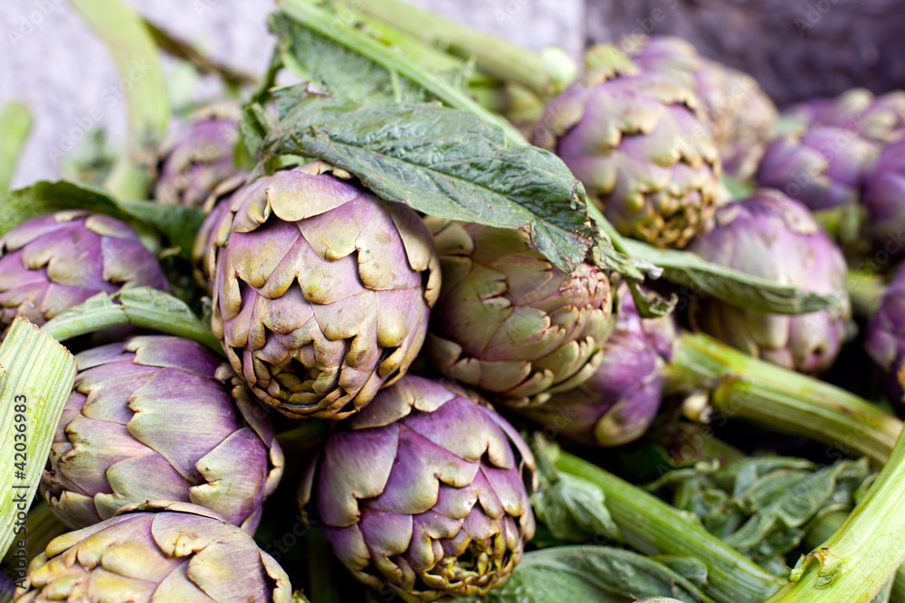 Obraz premium Fresh green artichokes