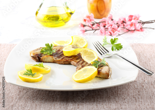 Slice tuna with lemon