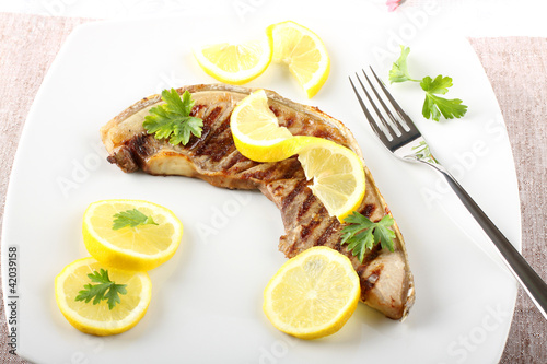 Slice tuna with lemon