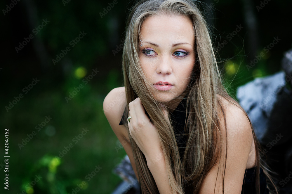 Obraz premium Samotna dziewczyna II