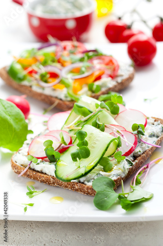 Wholemeal sandwiches with vegetables