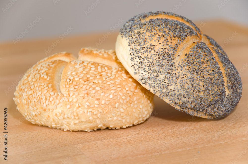 Mohnbrötchen und Sesambrötchen Mohnbrötchen und Sesambrötchen