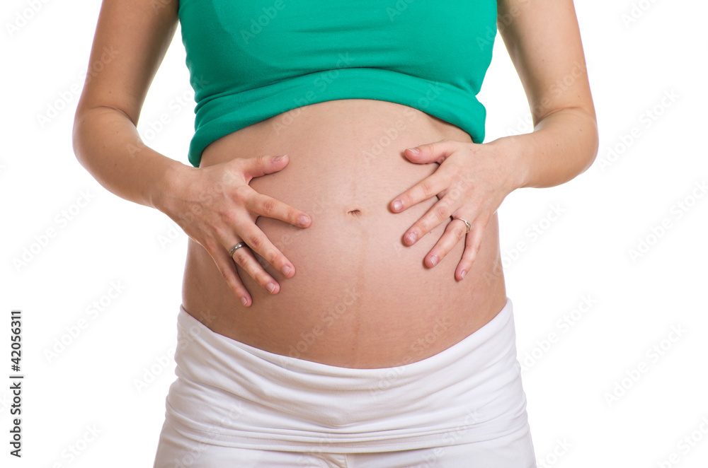 Bauch einer Schwangeren wird durch ihre Hände gehalten Bauch einer Schwangeren wird durch ihre Hände gehalten