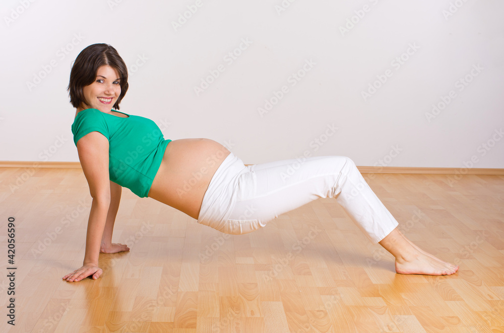 Frau bei Schwangerschaftsgymnastik