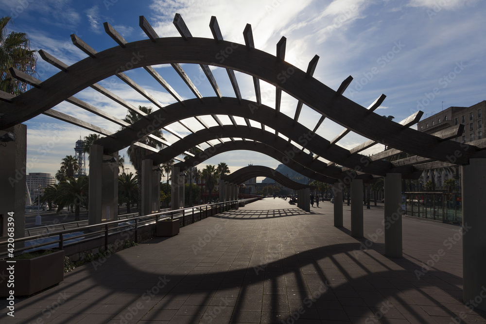 Fototapeta premium Pedestrian walkway along Barcelonas waterfront