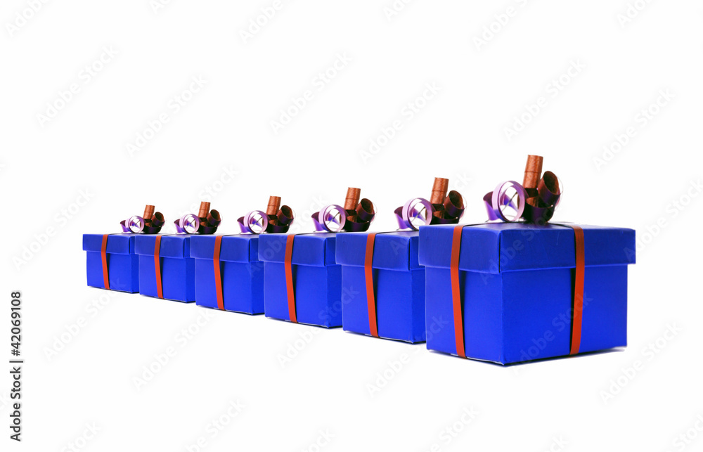 rangée de cadeaux bleus sur fond blanc rangée de cadeaux bleus sur fond blanc