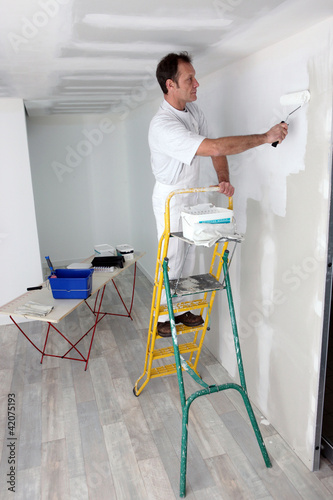 Fotografie Man painting a wall