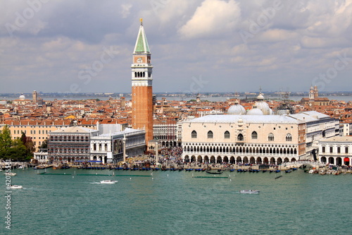 Le Campanile et le Palais des Doges à Venise - Italie © Open Mind Pictures