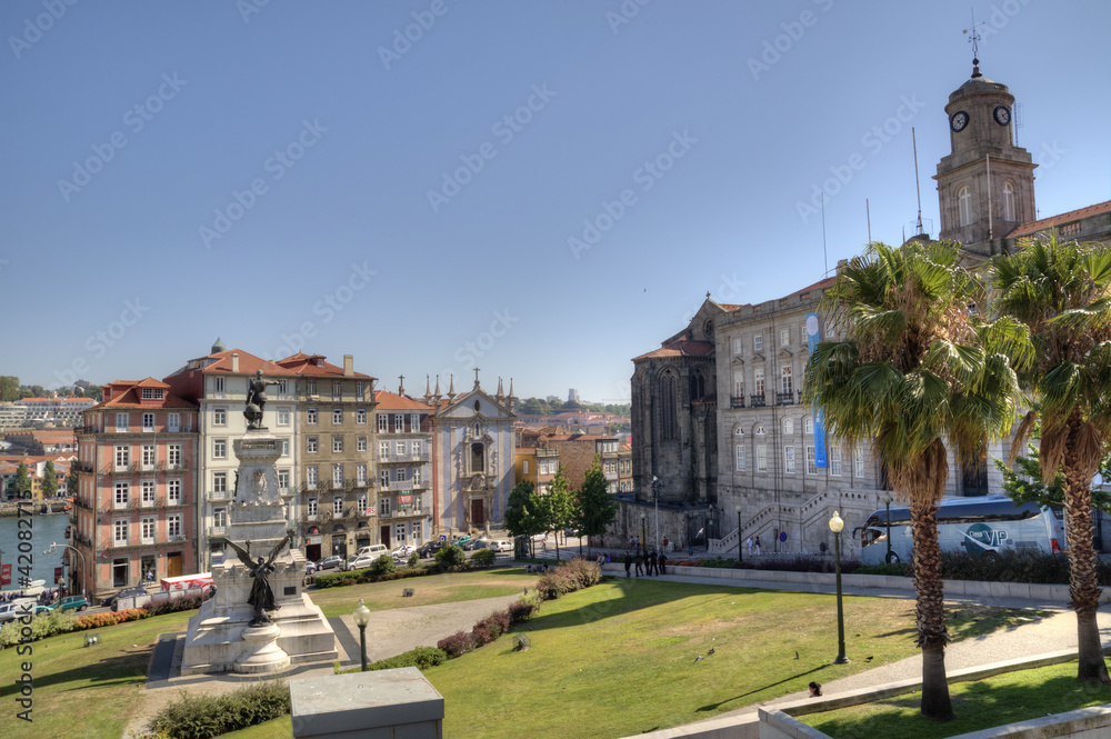 Palácio da Bolsa & Infante D. Henrique Statue, Porto, Portugal.