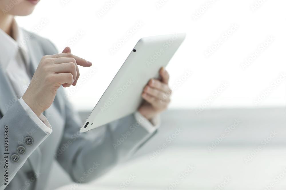 タブレットPCを操作するビジネスウーマン タブレットPCを操作するビジネスウーマン