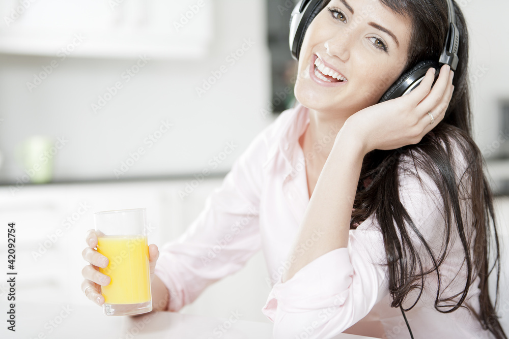Naklejka premium Young woman listening to music