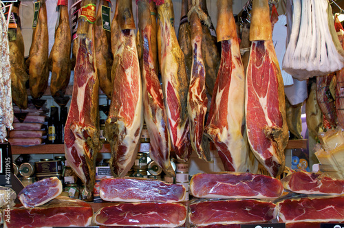 Spanischer Schinken auf dem berühmten Markt Sant Josep de la Boqueria Barcelona photo