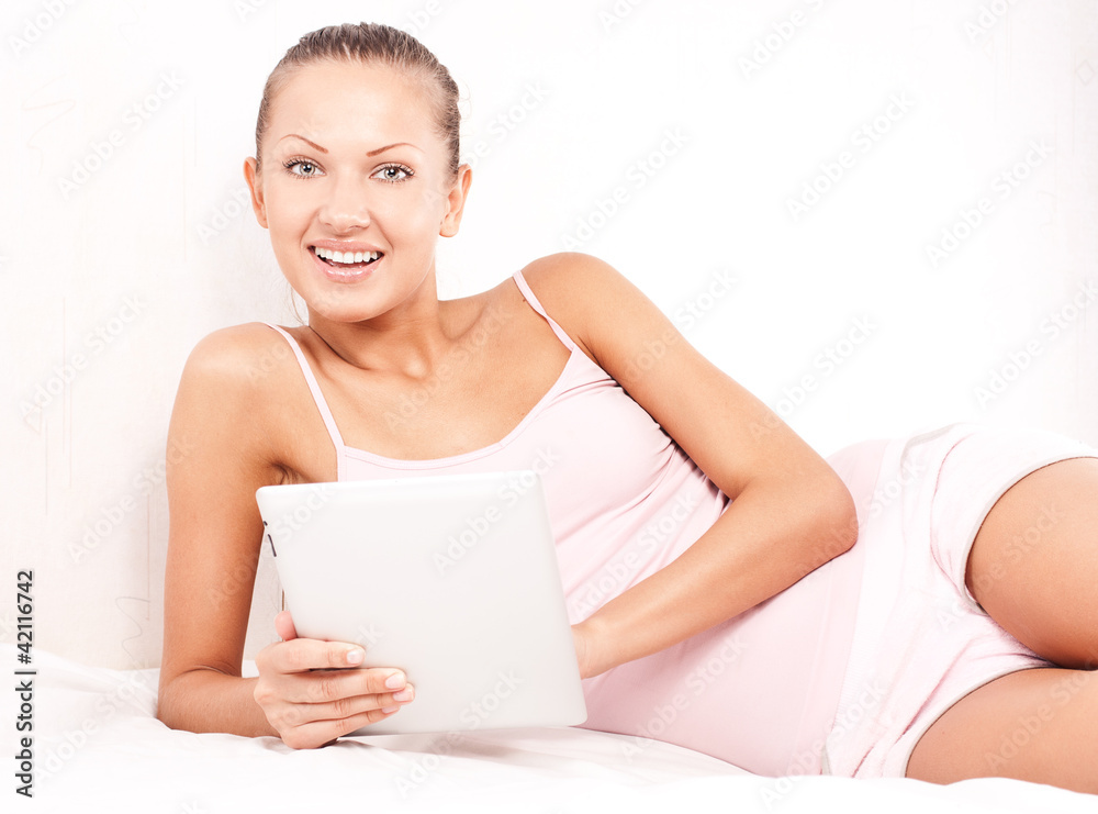 Obraz premium beautiful woman working on the tablet pc